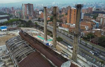 Descripción: La sede de cristaleria Peldar en Envigado será un proyecto urbanistico de aparmentos y se espera que las tres chimeneas se conserven como patrimonio historico. Personajes: . Fecha de evento: 15/12/2023. Foto: Manuel Saldarriaga Quintero