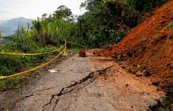 La falla geológica en la vía Concordia - Betulia se presentó en el sector Majagual. FOTO: Cortesía Gobernación de Antioquia. Imagen procesada con IA.