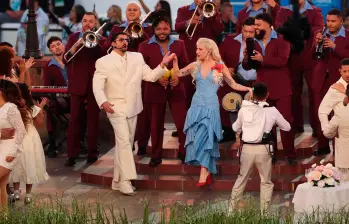 Bad Bunny invitó a Lady Gaga y a Ricky Martin a su show en el medio tiempo del Super Bowl. FOTO: AFP