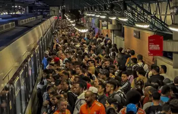 Filas y congestión en la estación del Metro El Poblado. Foto: Andrés Camilo Suárez Echeverry.