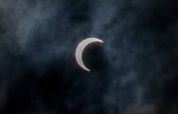 Este fue uno de los recientes eclipses que se vieron en Medellín. FOTO Jaime Pérez