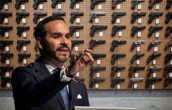 El presidente Abelardo De la Espriella firmó el martes 7 de septiembre de 2026 un decreto que levanta las restricciones generales al porte de armas de fuego. Fotos: Colprensa y AFP