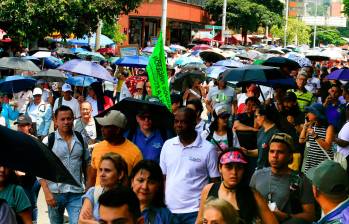 Maestros de Antioquia marcharon desde el centro de Medellín hasta El Poblado. FOTO: Camilo Suárez