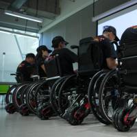 Esta rueda motorizada se ancla a la silla de ruedas le permitirá a las personas con movilidad reducida desplazarse con más facilidad por la ciudad y tener mayor autonomía. Foto: Alcaldía de Medellín