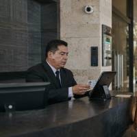 La validación de identidad y antecedentes de quienes ingresan a los hogares es una de las medidas recomendadas para fortalecer la seguridad residencial. Foto: Limpiafy. 