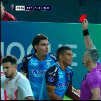 El momento de la expulsión de Diago Giménez tras las dos faltas en la misma jugada. FOTO IMÁGENES TOMADAS DE LA TRANSMISIÓN DE ESPN