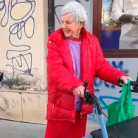 Edward Warchocki camina por las calles de Polonia e interactúa con los ciudadanos. Foto. Redes sociales