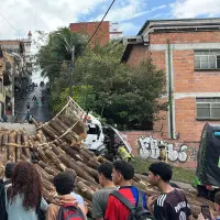 Así quedó el vehículo tras el incidente vial. FOTO: Cortesía Denuncias Antioquia.