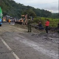 Ejército presente en la zona del atentado coordinando el paso de vehículos, mientras se restablece el flujo por ambos carriles. FOTO Cortesía 