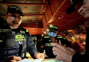 Agentes de Policía realizan revisión de uno de los establecimientos en Rionegro. FOTO: Cortesía