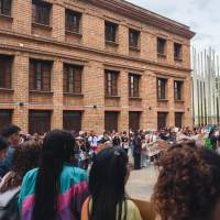 Cerca de 150 contratistas del Programa de la Unidad de Atención Integral (UAI) se ubicaron afuera del edificio Vásquez, donde opera la Secretaría de Educación de Medellín. FOTO: CORTESÍA