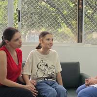 María Isabel Taborda Bernal y su madre, Astrid Bernal, junto al doctor Jaime Alberto Ramírez, cirujano de trasplantes del Hospital Infantil San Vicente Fundación, quien lideró el equipo de más de 30 especialistas que realizó el primer autotrasplante hepático pediátrico de Colombia. FOTO: Cortesía.