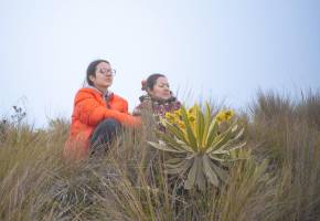 Angélica María Torres Tamayo junto a su madre en La Gruta, a los pies del Nevado del Ruiz. Foto: Colprensa