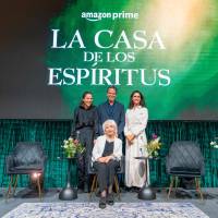 Isabel Allende con los tres showrunners de la serie: Francisca Alegría, Fernanda Urrejola y Andrés Wood. FOTO Cortesía Prime Video