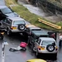 En el incidente se vio como un motociclista cayó al piso y se deslizó por varios metros. FOTO: imagen tomada de redes.