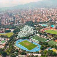 Esta es una imagen panorámica en la que además de la pista del estadio de atletismo se ven otros escenarios como los coliseos de las disciplinas olímpicas y el estadio Atanasio Giardot. FOTO CORTESÍA ALCALDÍA