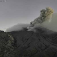 La emisión de ceniza del volcán Puracé -cadena volcánica Los Coconucos (Cauca)- fue vista por los habitantes de la vereda Cristales (Puracé), ubicada al costado del volcán este 25 de noviembre de 2025. FOTO: Servicio Geológico Colombiano
