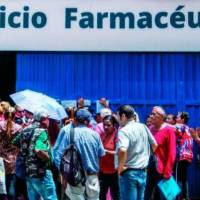 La falla en la entrega de medicamentos se ha consolidado como una de las principales causas de reclamos de usuarios contra las EPS. De arriba a abajo: Ana María Vesga, Ministra de Salud; Marcela Brun, Viceministra de Protección Social; María Andrea Godoy, Superintendente de Salud. FOTO: Julio César Herrera