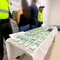 Este fue el dinero que le incautaron a la pareja en el vehículo, cuando iban rumbo al municipio de Montelíbano, en Córdoba. FOTO: CORTESÍA DE LA POLICÍA.