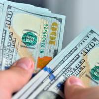 El dólar cerró en $3.099,47 mientras el petróleo Brent superó los US$100 por barril ante las tensiones en Medio Oriente. FOTO: GETTY