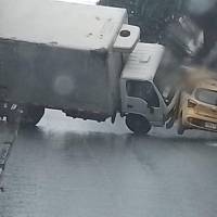 Furgón quedó atravesado tras accidente con taxi en Santa Cruz. Foto: redes sociales