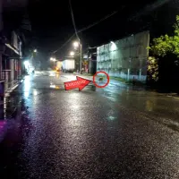 La Policía reportó que un motociclista abandonó una caja frente a las instalaciones policiales en la madrugada de este sábado 14 de junio. FOTO: CORTESÍA POLICÍA ANTIOQUIA