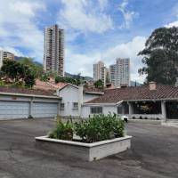 La casa campestre tiene amplias zonas verdes y piscinas. Está ubicada en una zona exclusiva de El Poblado. Foto: Cortesía