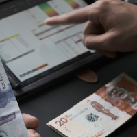 A partir de ahora, las entidades tendrán mayores obligaciones para verificar a sus clientes, suspender los cobros cuando exista una denuncia y demostrar que actuaron con los controles necesarios antes de aprobar cualquier crédito o contrato. FOTO: Getty.