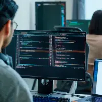 Los modelos de IA que sustentan herramientas como los chatbots son conocidos como “agentes” cuando actúan de forma autónoma para realizar tareas en el mundo real. FOTO