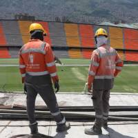 Obreros del Distrito realizan las labores desde la parte alta del estadio Atanasio Girardot. FOTO: Horus Thor Amaya.