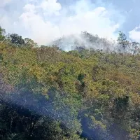 En la parte central se aprecia la humareda que produce la conflagración de esta tarde en el Alto de Boquerón. FOTO: CORTESÍA DAGRD