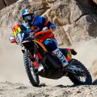 Edgar Canet causa sensación en el rally Dakar-2026. FOTO: X-Swinxy