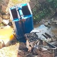 Así quedó el camión recolector luego que caer a las aguas del río Medellín, en la vía Barbosa-Cisneros, cuando el vehículo se dirigía al relleno sanitario La Pradera. FOTO: CORTESÍA - GUILLERMO NARANJO HERNÁNDEZ