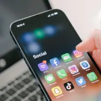 La versión del iPhone 17 de 256 GB es la única que no rebasa los $5 millones. El teléfono de 512 GB va a estar disponible desde los $5,8 millones. FOTO: Getty