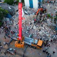 Este es uno de los lugares en los que se sigue con la remoción de escombros y tratando de recuperar cuerpos o personas con vida en Pereira. FOTO MANUEL SALDARRIAGA