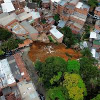 Una llamada oportuna evitó que el movimiento en masa que sepultó tres casas cobrara víctimas. FOTOS: CAMILO SUÁREZ Y JULIO HERRERA