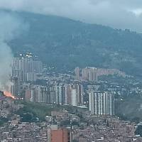 La zona en la que se presenta la conflagración es forestal, sin embargo los bomberos intentan controlar las llamas para evitar que afecten a viviendas aledaña. Foto: Cortesía