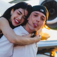 La relación habría iniciado a principios de 2025, poco tiempo después de que Peso Pluma terminara su relación con la modelo Hannah Howell. FOTO: Redes sociales. 