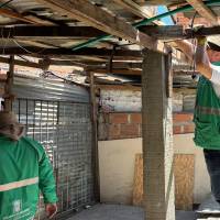 Funcionarios de la Alcaldía de Medellín iniciaron el desmonte de las viviendas que debieron ser evacuadas por los riesgos ocasionados por las quebradas La Mansión y La Máquina, que quedaron en evidencia tras la emergencia del 3 de abril, que dejó un menor muerto. FOTO: CORTESÍA ALCALDÍA DE MEDELLÍN
