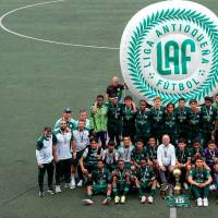 Los campeones celebran con el presidente de la Liga, el médico Federico Upegui, en la cancha Marte 1 de Medellín. FOTO CORTESÍA LAF
