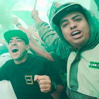 Los hinchas del verde mostraron su respaldo a los dirigidos por Diego Arias antes de emprender el viaje a Barranquilla y en la Arenosa con el banderazo. FOTO TOMADA X@nacionaloficial