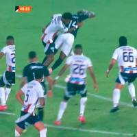 En las imágenes se puede apreciar el contacto de Didier Moreno por debajo y también sujetando a Baldomero por encima, sosteniéndolo hasta dentro del área. FOTOS PANTALLAZOS TOMADOS DE WIN SPORTS