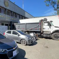 Durante una ceremonia organizada por las autoridades, los propietarios recibieron nuevamente sus vehículos y autopartes. FOTO Policía Antioquia. 
