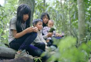 Imágenes de los niños actores que representaron a los niños reales en este documental. FOTO Cortesía Prime Video