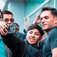 Lucas González con la hinchada de Nacional en Bogotá. FOTO: X Nacionaloficial