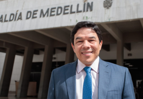 Óscar Hurtado ha tenido una amplia trayectoria en la política regional: Foto: Alcaldía de Medellín