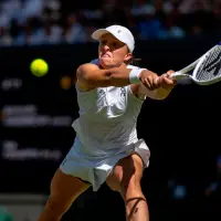 La polaca Iga Swiatek en una de las acciones del partido que ganó para coronarse campeona de Wimbledon. FOTO TOMADA X @Wimbledon
