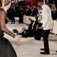 El momento en el que el fotógrafo cae al piso y Lady Gaga se percata, para ir a ayudarlo. FOTO: Twitter