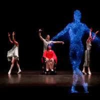 Breanna Olson, bailarina diagnosticada con ELA, volvió a danzar en el teatro OBA de Amsterdam. FOTO Dentsu