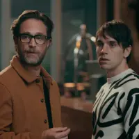 Michel Brown, a la izquierda, es uno de los protagonistas de Simplemente Alicia, que ya se puede ver en Netflix. A su lado el actor argentino Leo Deluglio. FOTO Cortesía